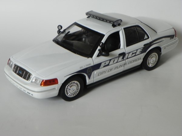 Welly Model Police Car Ford Crown Vic
